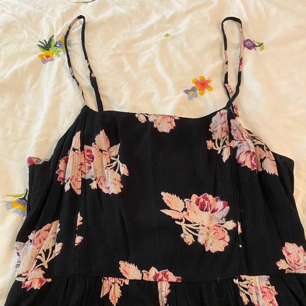 kimchi blue sleeveless black floral romper (size large)